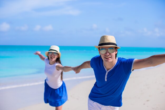 Jovem casal feliz se divertir nas férias do caribe