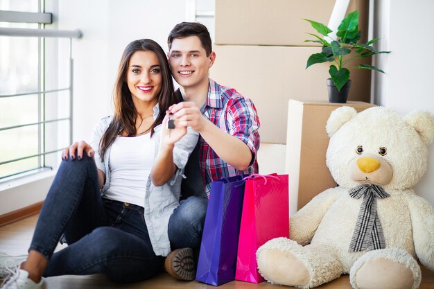 Jovem casal feliz se mudando para sua nova casa