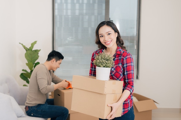 Jovem casal feliz se mudando para um novo apartamento com caixas de embalagem