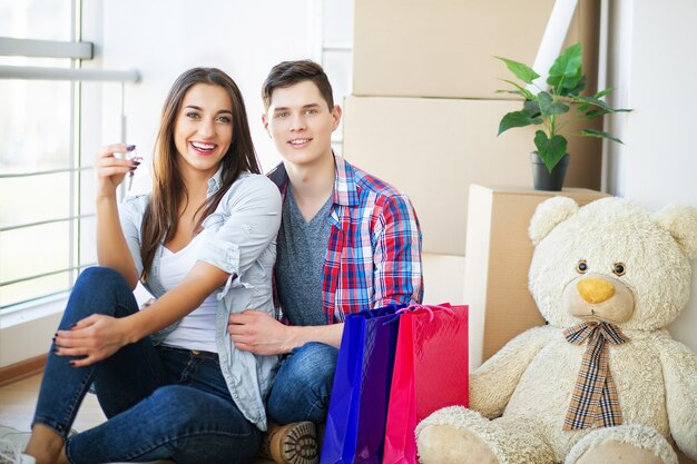 Jovem casal feliz se mudando para uma casa nova