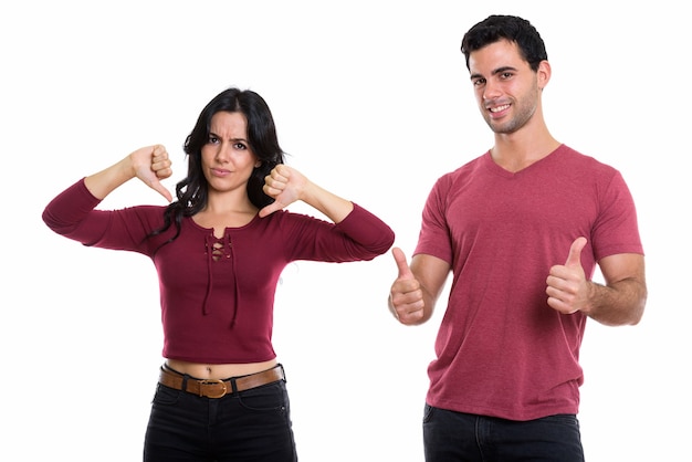 jovem casal feliz sorrindo com um homem fazendo os polegares