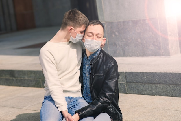 Jovem casal gay usando máscara médica, abraçando a cidade.