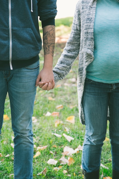 Jovem casal grávida no parque