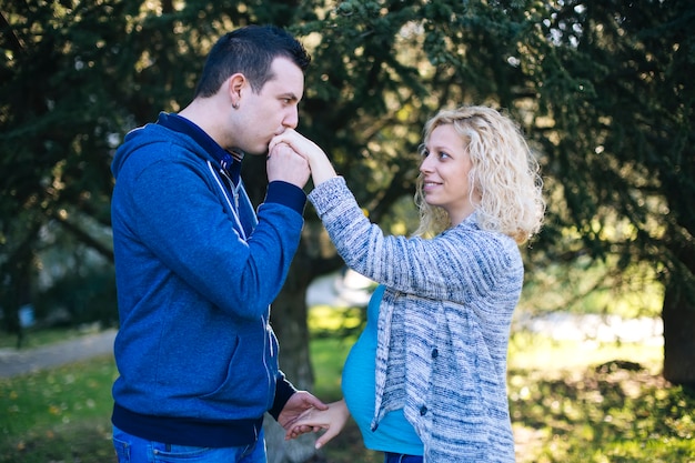 Jovem casal grávida no parque