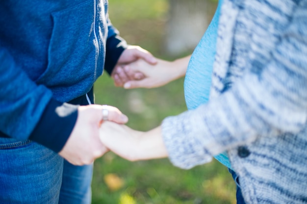 Jovem casal grávida no parque