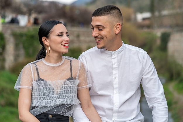 Jovem casal heterossexual caucasiano feliz apaixonado no dia dos namorados