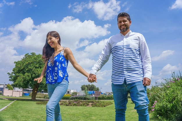 Jovem casal hispânico em um parque