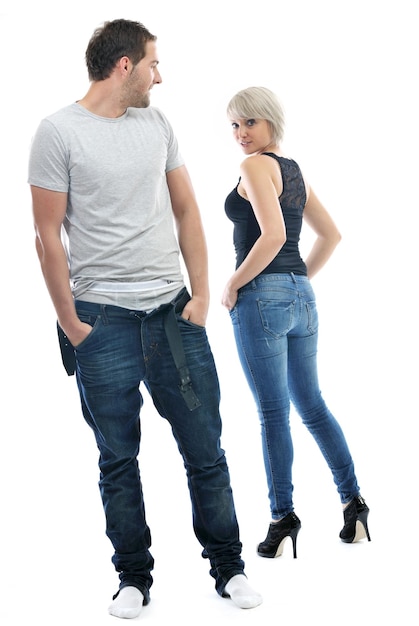 Foto jovem casal isolado em branco em roupas íntimas à moda e roupas jeans azuis