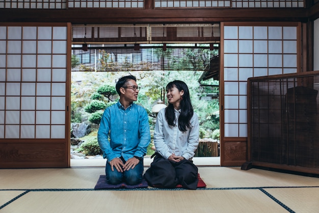 Jovem casal japonês passar um tempo em sua casa