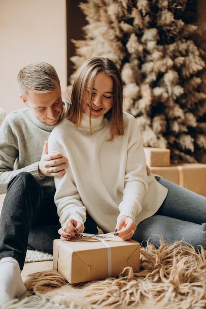 Jovem casal junto na véspera de natal