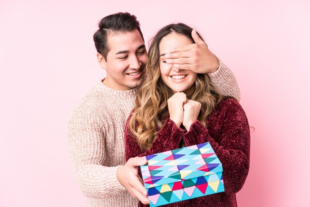 Jovem casal latino com um presente