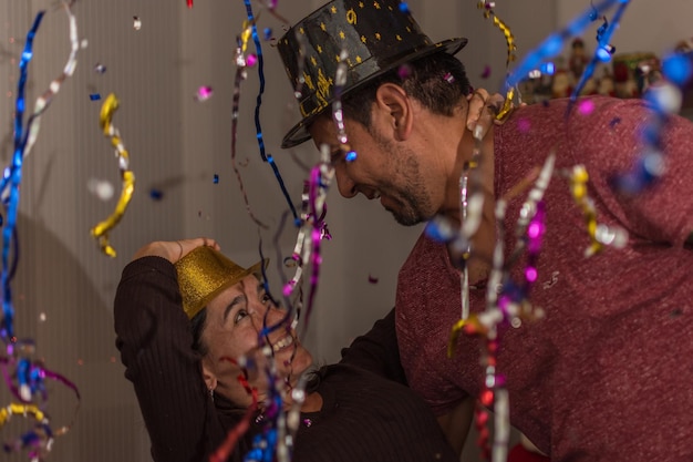 Jovem casal latino dançando na festa de ano novo