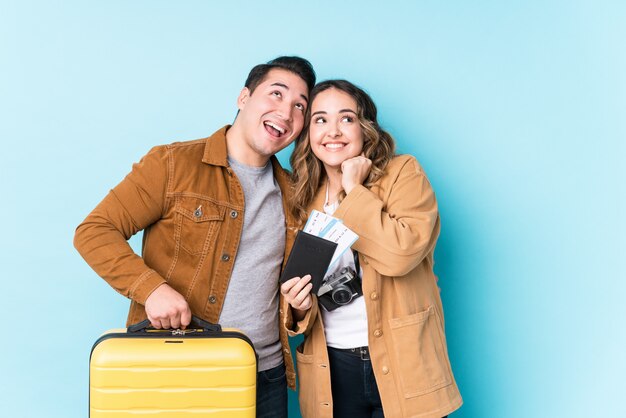 Jovem casal latino pronto para viajar