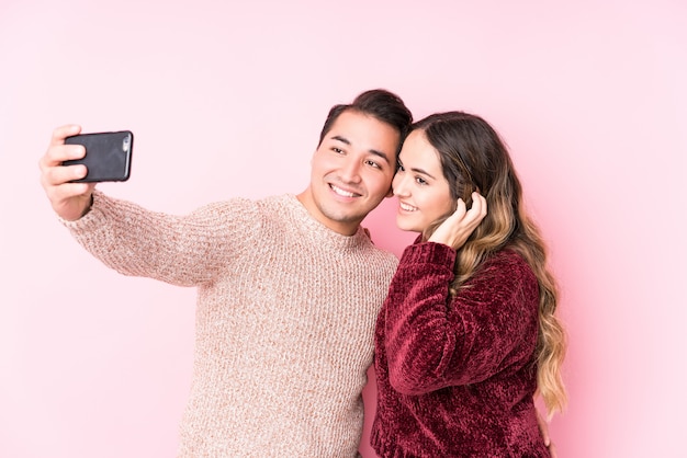 Jovem casal latino tomando uma selfie