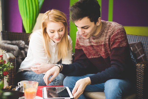 jovem casal lindo amantes usando tablet