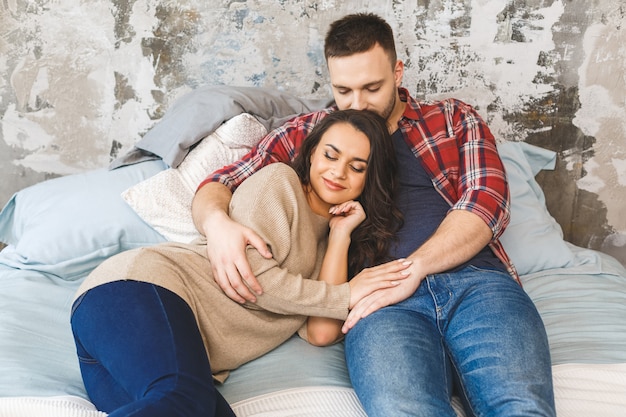 Jovem casal lindo amor na cama.