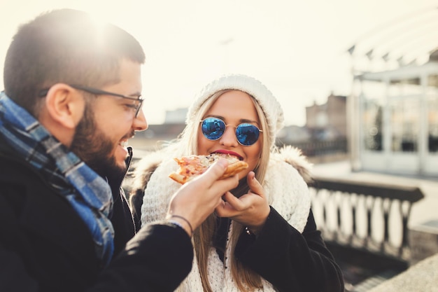 Jovem casal lindo curtindo ao ar livre juntos.