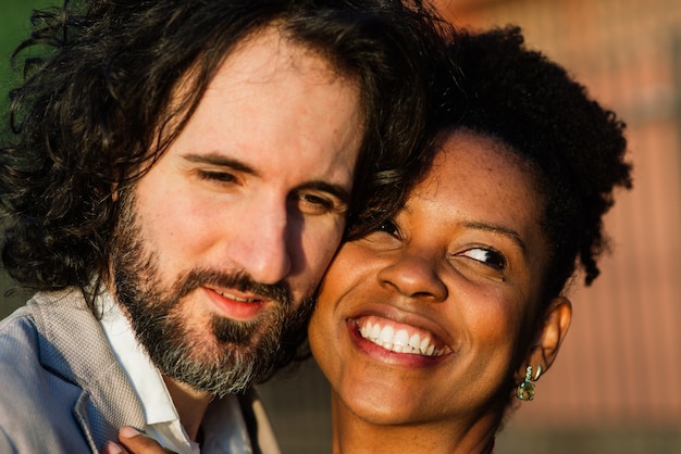 Foto jovem casal lindo e romântico curtindo o tempo juntos