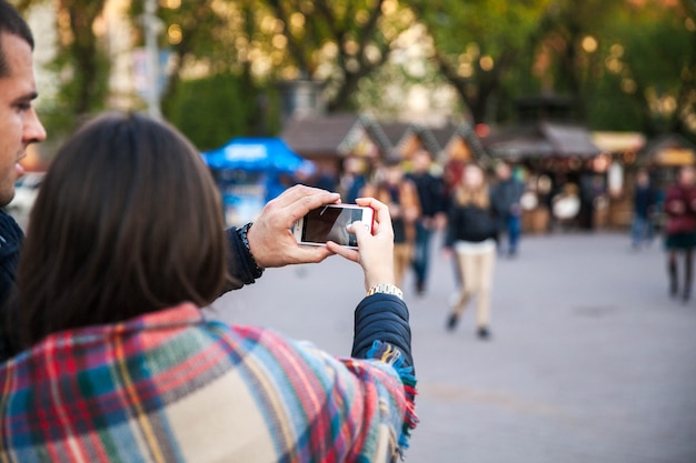 Jovem casal lindo na cidade, faz selfie