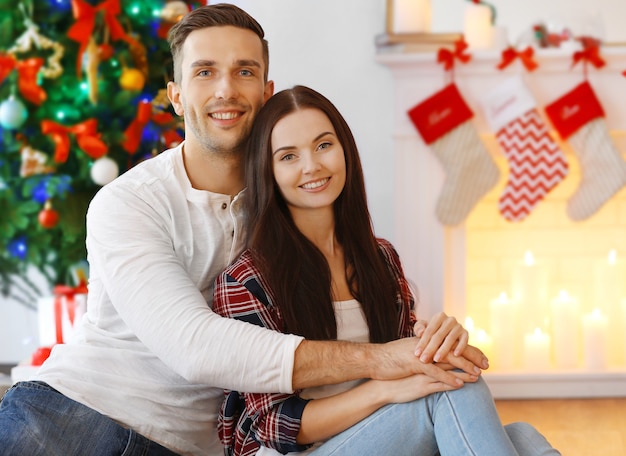 Jovem casal lindo na sala decorada para o natal