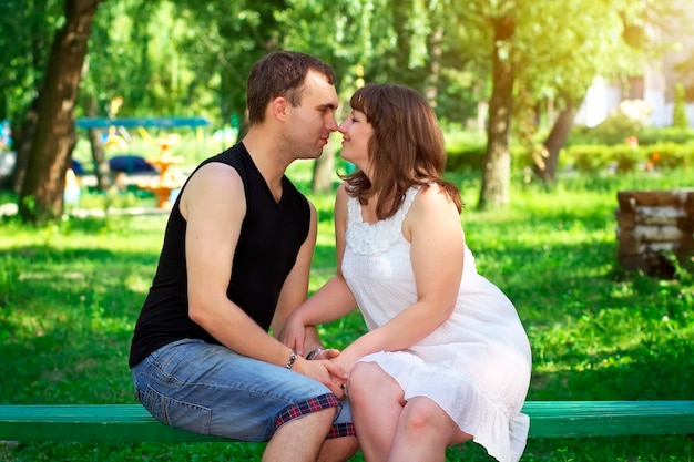 Jovem casal lindo. Parque verde de verão