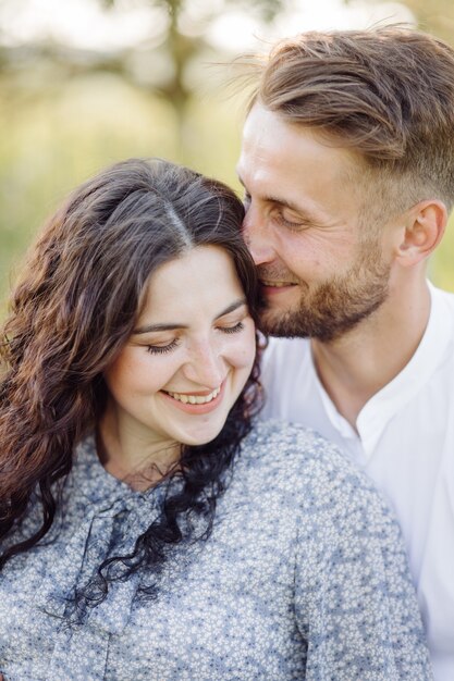 Jovem casal lindo passa um tempo no jardim