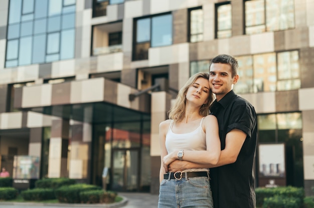 Jovem casal lindo passando um tempo juntos