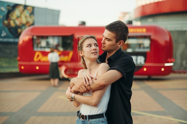 Jovem casal lindo passando um tempo juntos