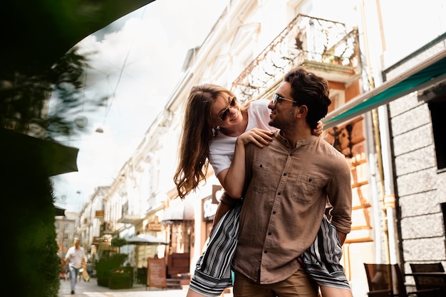 Jovem casal lindo se divertir e andando nas ruas da cidade e tomando café