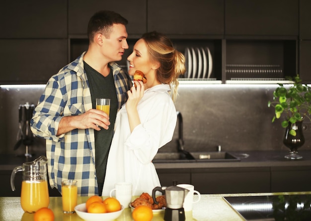 jovem casal lindo tomando café da manhã