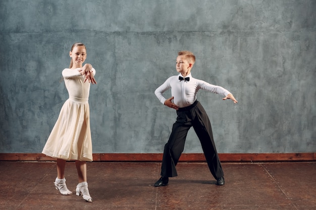 Jovem casal menino e menina dançando no salão de baile Samba.