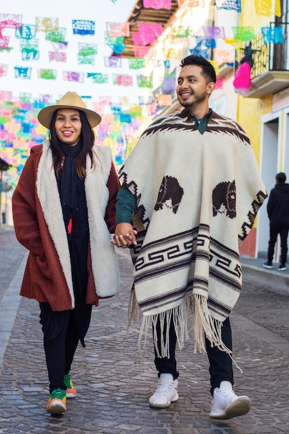 Jovem casal mexicano andando na rua