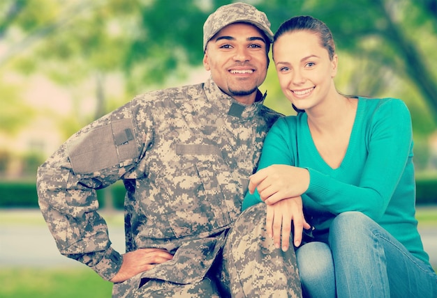 Foto jovem casal militar