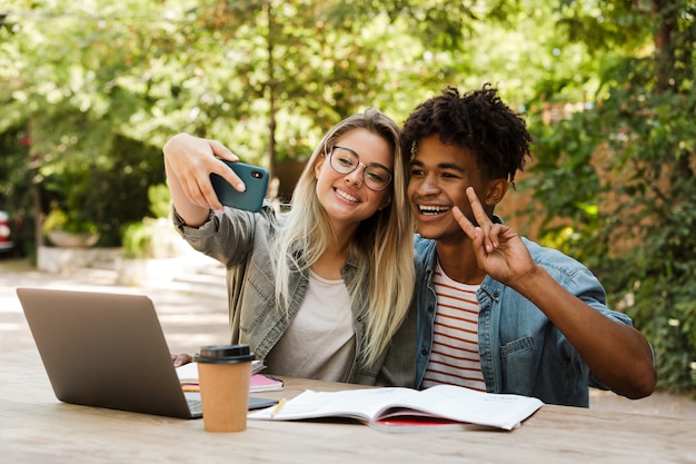 Jovem casal multiétnico adorável passando um tempo juntos