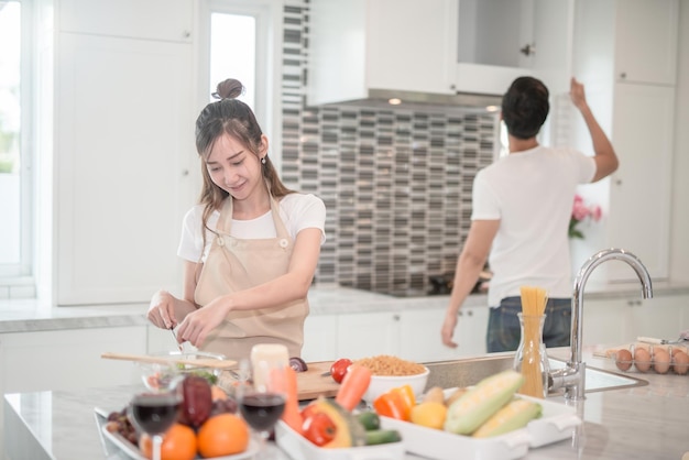 Jovem casal na cozinha em casa