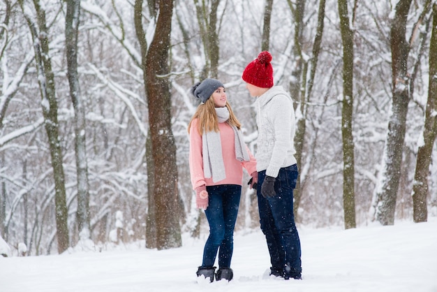 Jovem casal na floresta de inverno