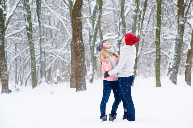 Jovem casal na floresta de inverno