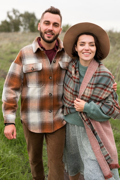 Foto jovem casal na natureza