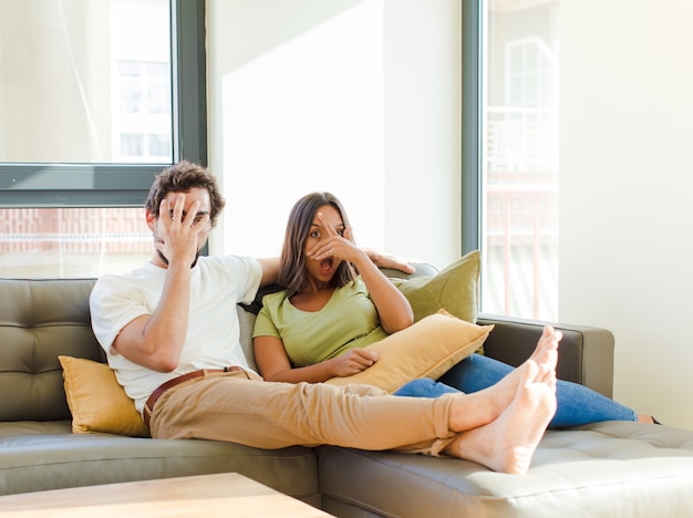 jovem casal na nova casa