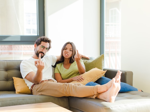 Jovem casal na nova casa