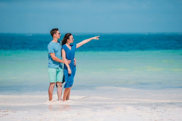 Jovem casal na praia branca durante as férias de verão.