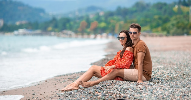 Jovem casal na praia branca durante as férias de verão