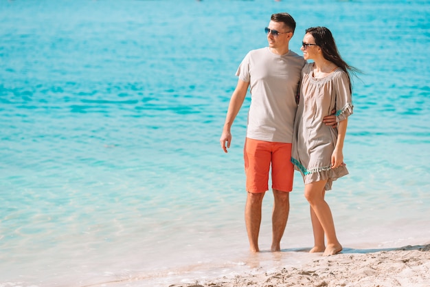 Jovem casal na praia branca nas férias de verão