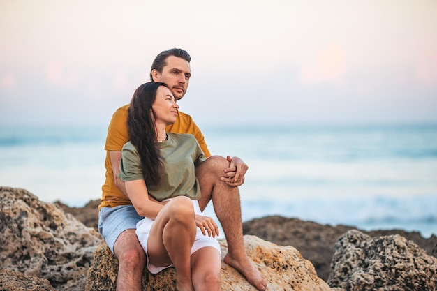 Jovem casal na praia relaxa e aproveita a noite