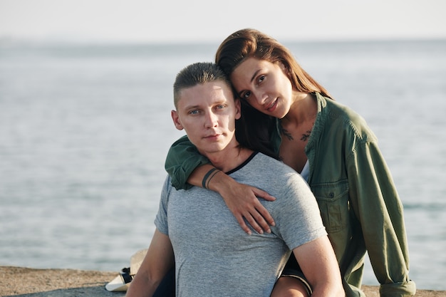 Jovem casal na praia