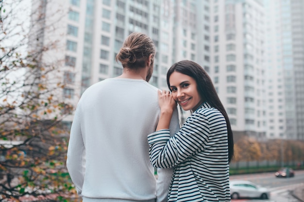 Jovem casal na varanda