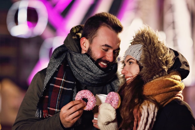 jovem casal namoro na cidade