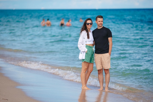 Jovem casal nas férias de praia na Flórida