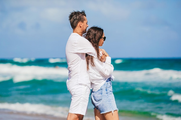 Jovem casal nas férias de praia na Flórida