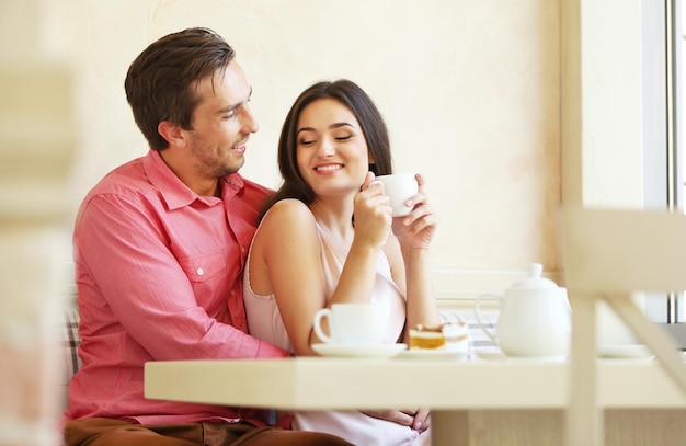 Jovem casal no café